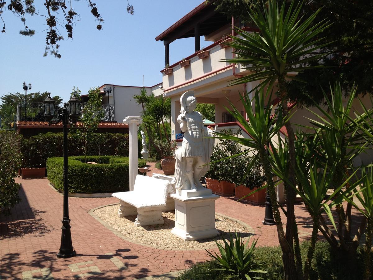 Residence Mezzaluna Carovigno Bagian luar foto