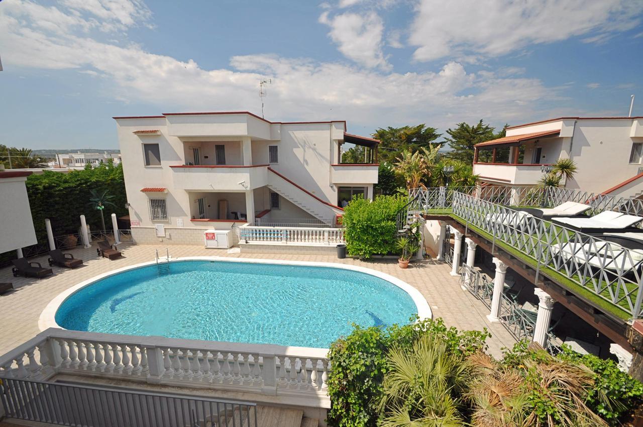 Residence Mezzaluna Carovigno Bagian luar foto