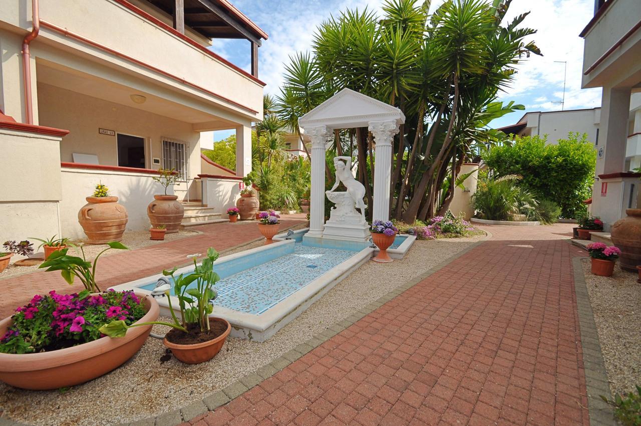 Residence Mezzaluna Carovigno Bagian luar foto
