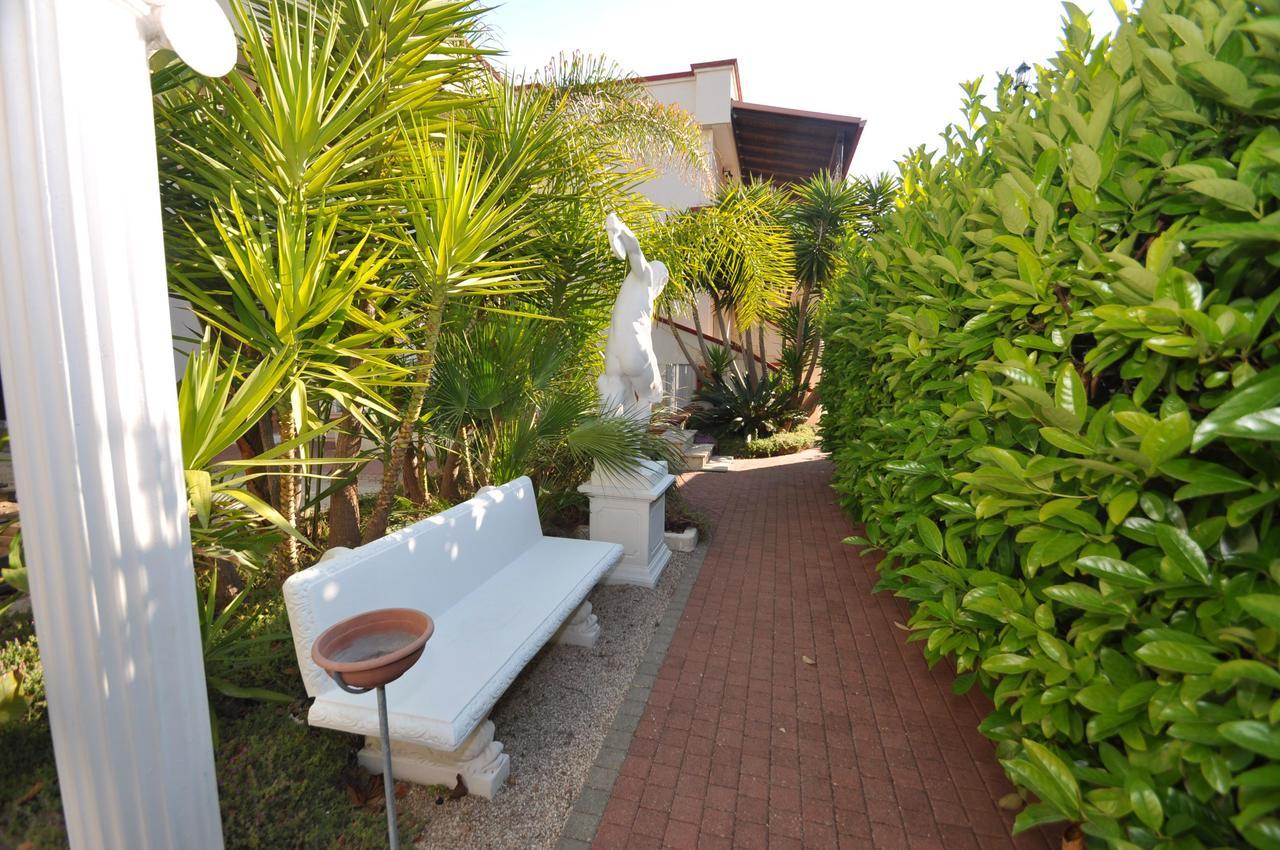 Residence Mezzaluna Carovigno Bagian luar foto